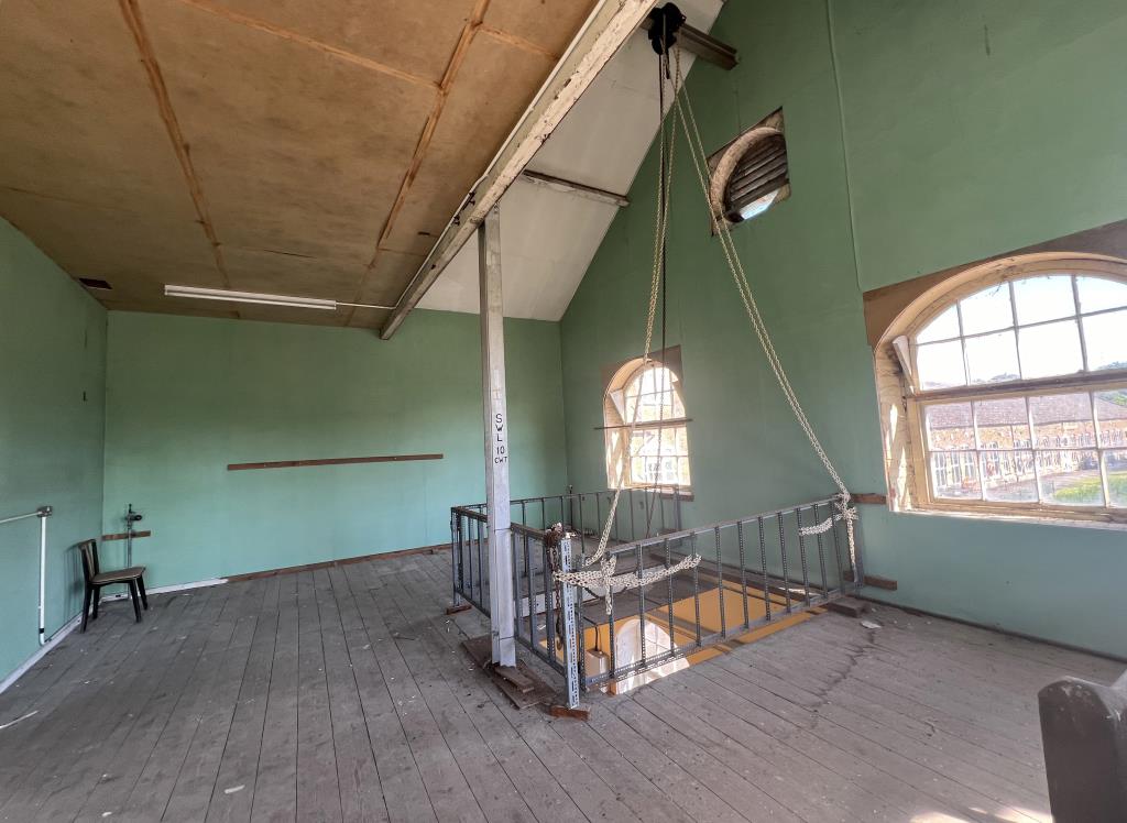 Lot: 70 - MULTI-FACETED RESIDENTIAL AND COMMERCIAL SITE WITH POTENTIAL - Internal photo of the upper floor pully in Unit 1